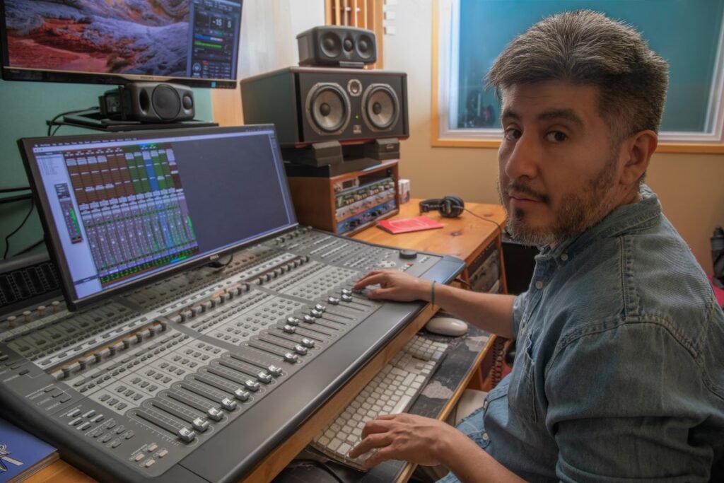 Ingeniero de sonido con consola profesional