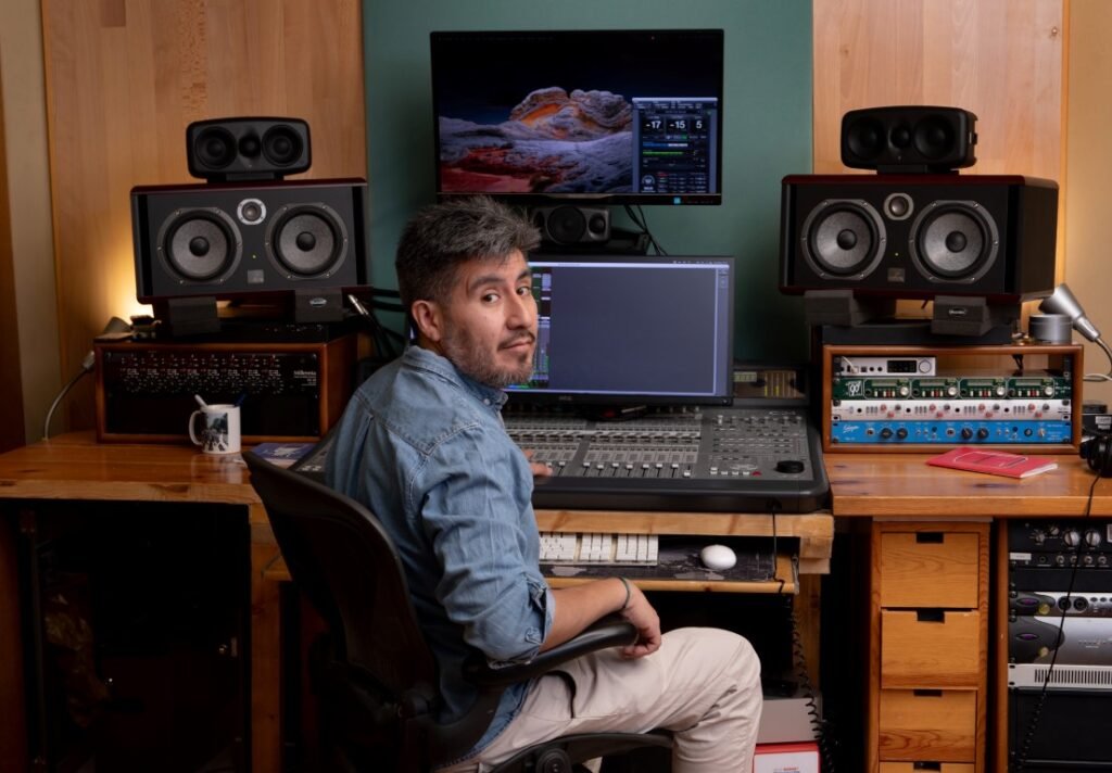 Ingeniero de sonido frente a consola y equipos de audio