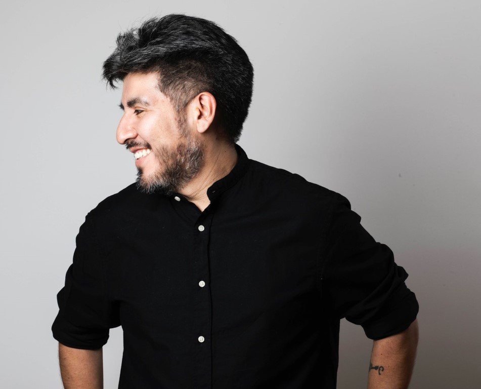 Ingeniero de sonido sonriendo de perfil