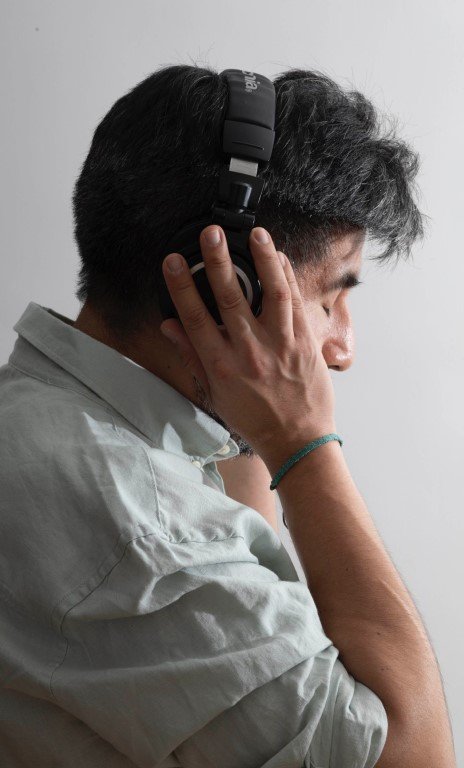 Hombre de perfil escuchando música con auriculares
